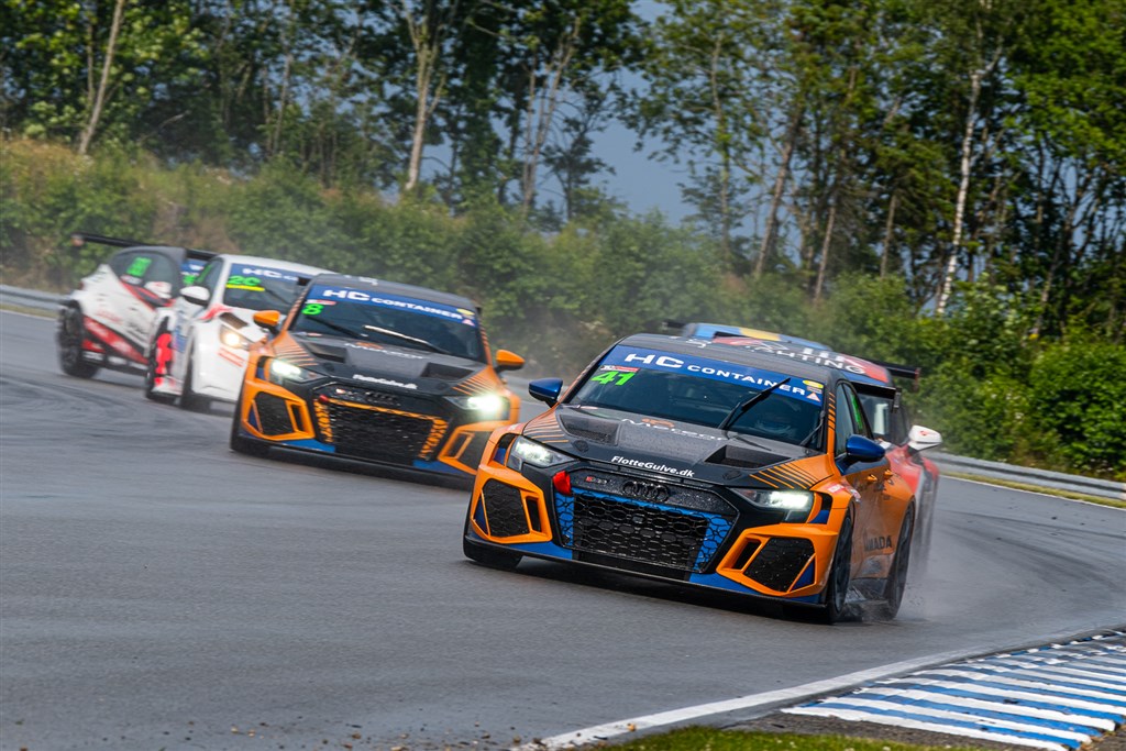 Meteor Racings to orange Audi RS3 LMS fører fortsat an i Trofeo.